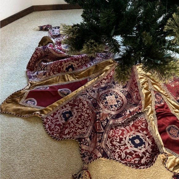 COPY - Elegant Red and Gold Tree Skirt - Picture 1 of 9